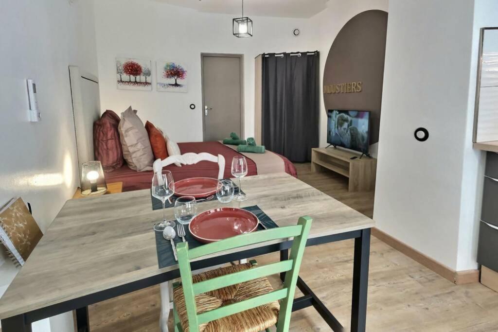 Appartement Studio tout confort, terrasse, calme Moustiers #7 Extérieur photo